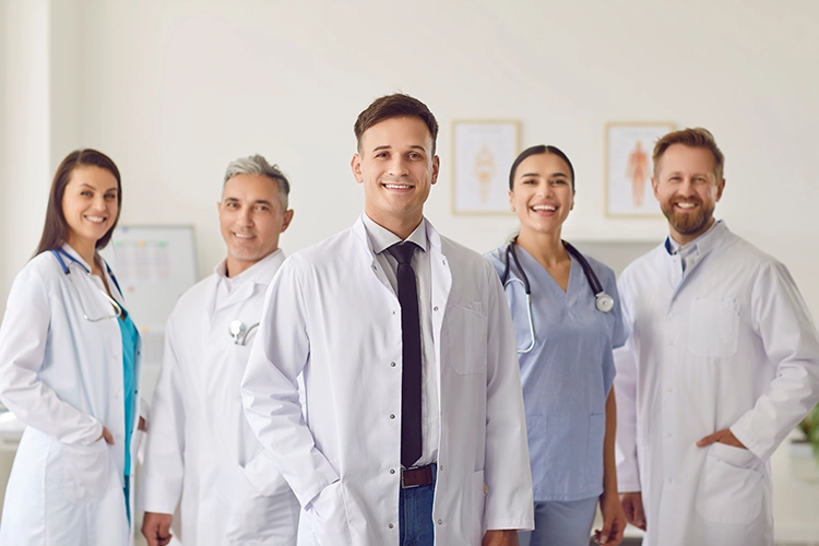 Grupo de doctores sonriendo