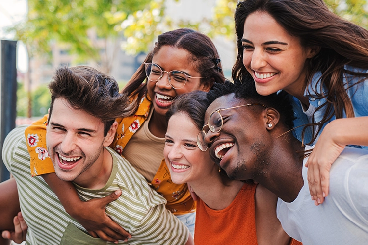 Grupo de hombres y mujeres jóvenes sonrientes