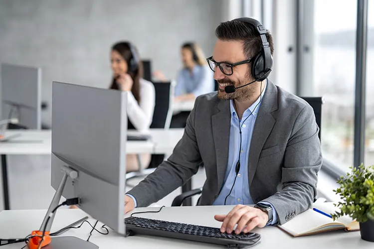 Hombre en call center