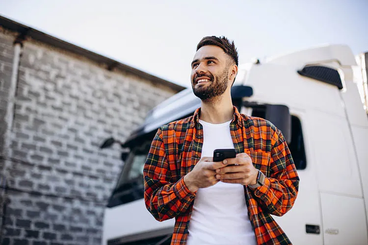 Hombre con su celular en la mano