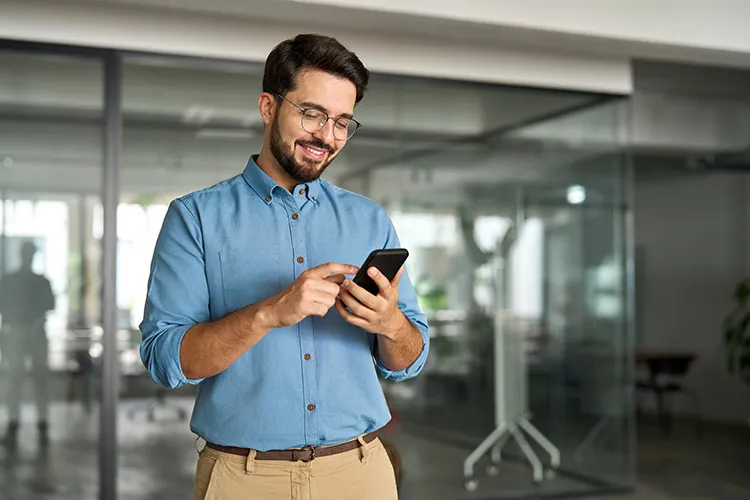 Hombre revisando el celular