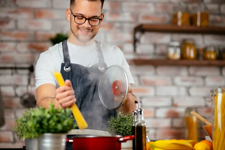 Hombre cocinando