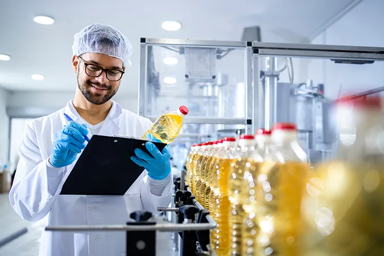 Hombre en productora de aceite