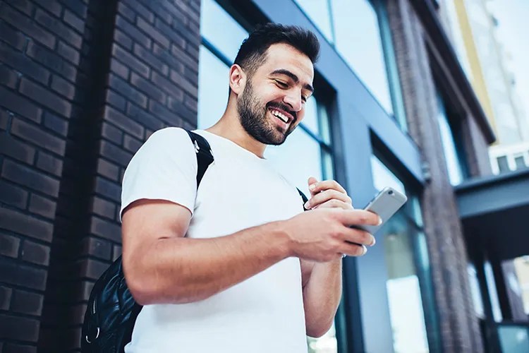 Hombre revisando celular