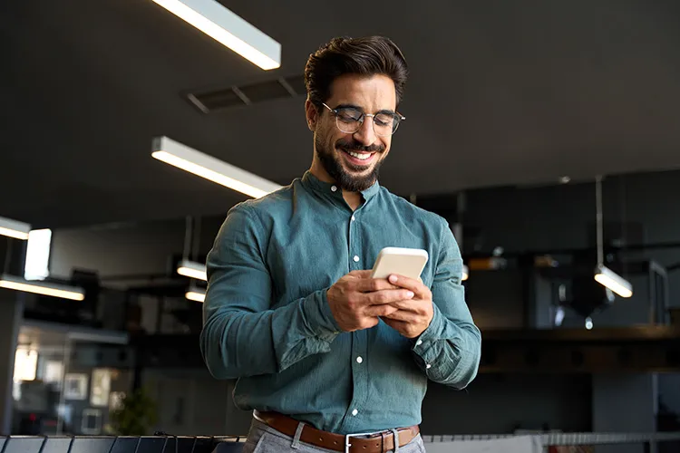 Hombre revisando el celular