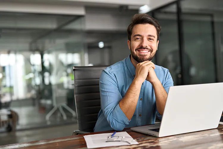 Hombre sonriendo en la oficina