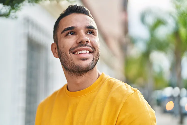 Hombre sonriente