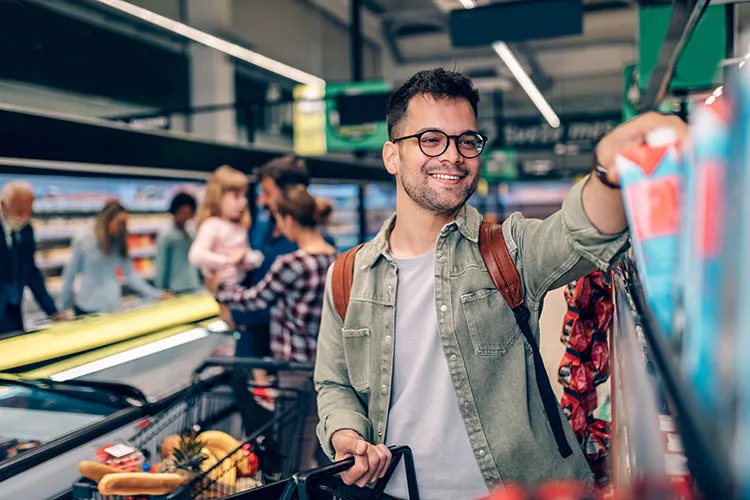 Hombre en supermercado