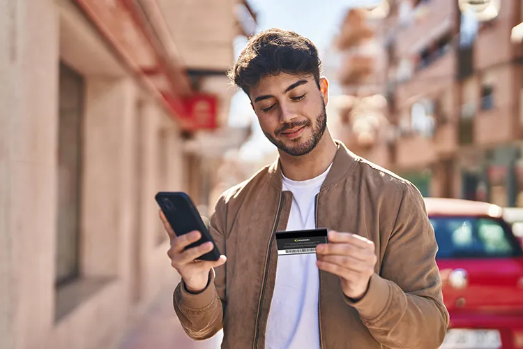 Hombre con su tarjeta de afiliación Colsubsidio