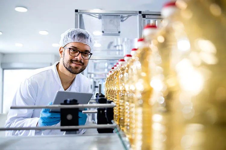 Hombre trabajando en planta de producción