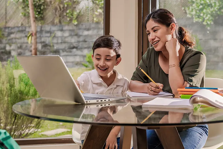 Madre estudiando con su hijo