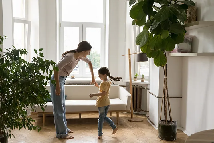 Madre e hija bailando