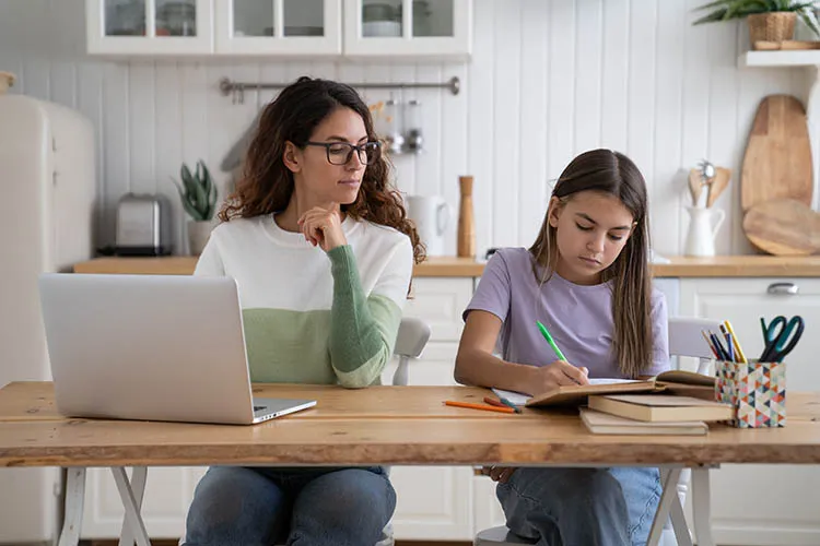 Madre e hija estudiando