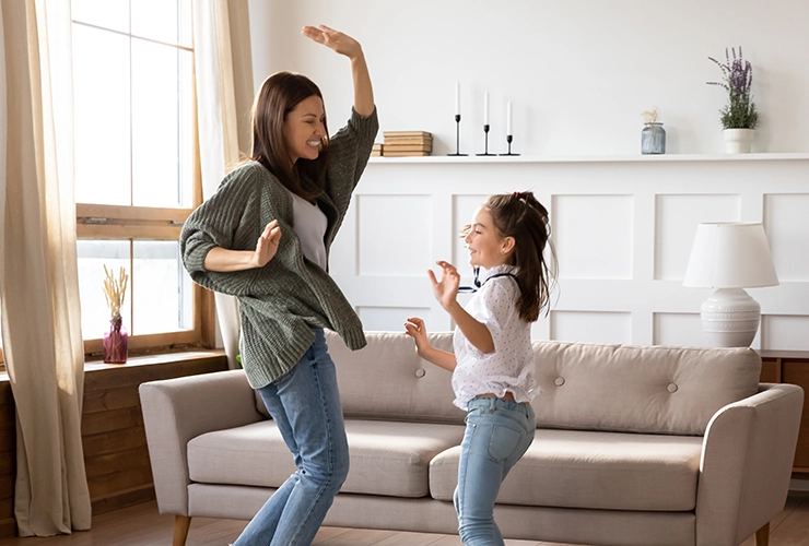 Madre e hija feliz bailando