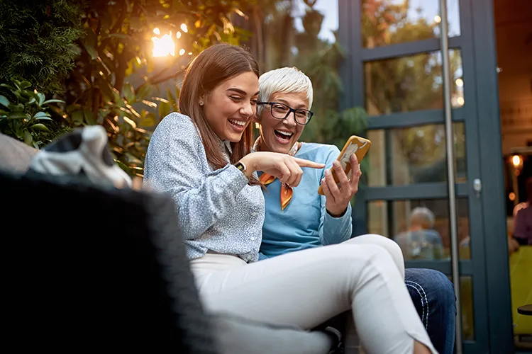 Madre e hija feliz recibiendo subsidio de Colsubsidio