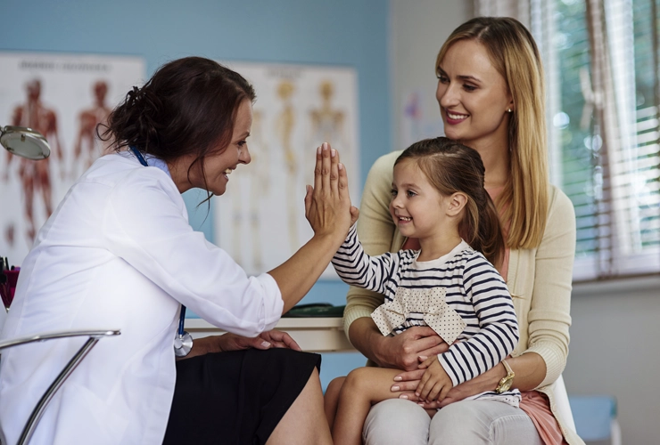 Madre e hija con su medico Colsubsidio 