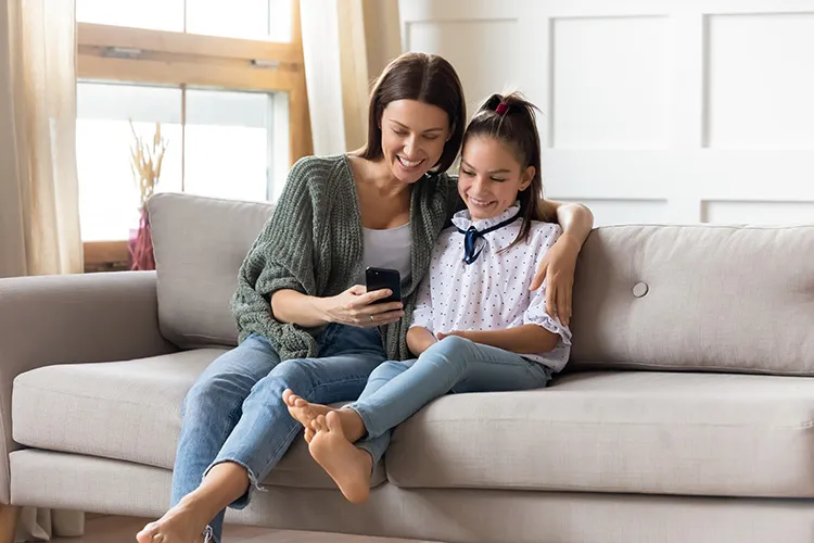 Madre e hija revisando celular