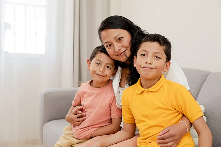 Madre con sus hijos sonriendo