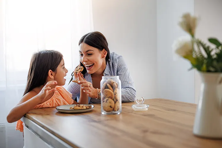 Mamá e hija comiendo galletas