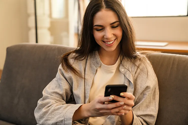 Mujer revisando su celular