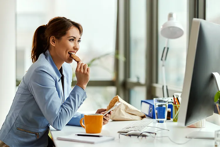 Mujer comiendo galletas