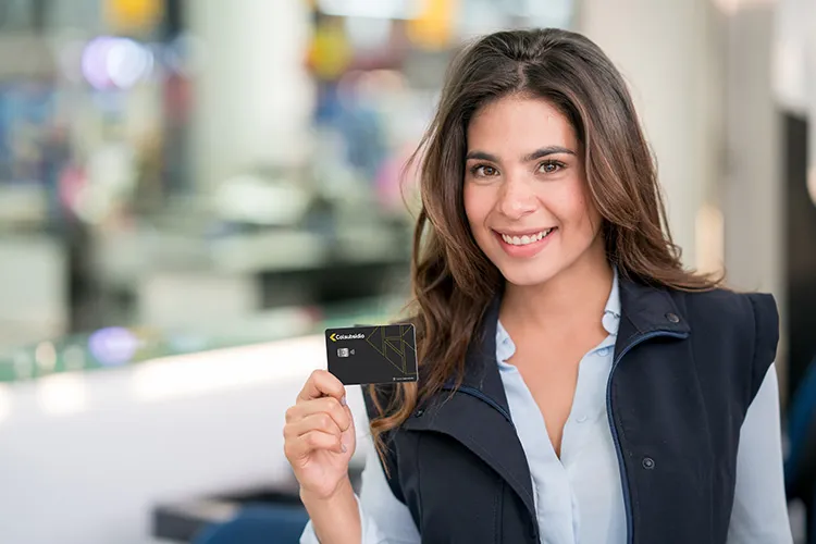 Mujer con tarjeta de afiliación Colsubsidio