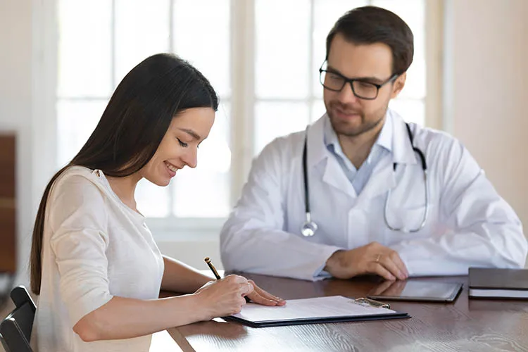 Mujer en consulta medica