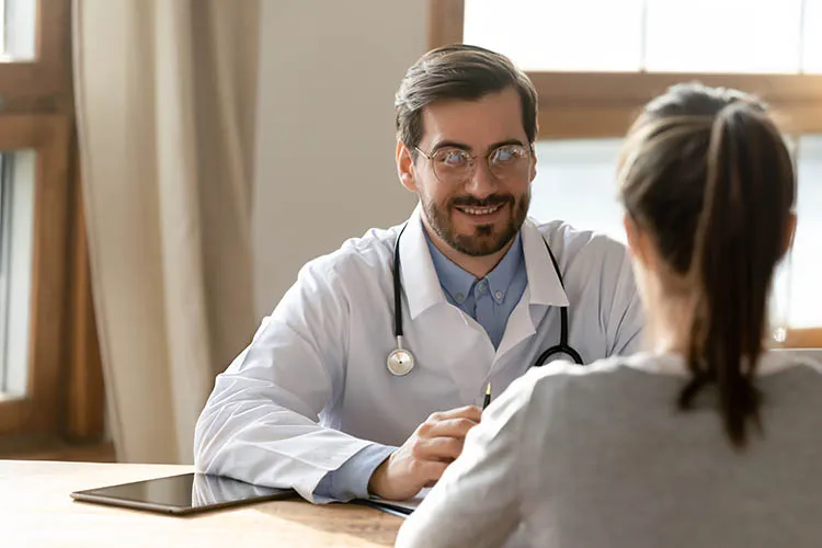 Mujer en consulta medica