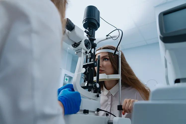 Mujer en consulta optometría