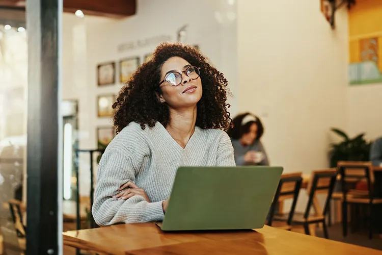 Mujer en su escritorio