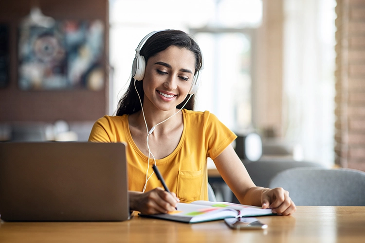 Mujer escuchando musica