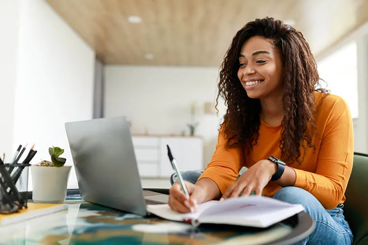 Mujer estudiando frente a su computador