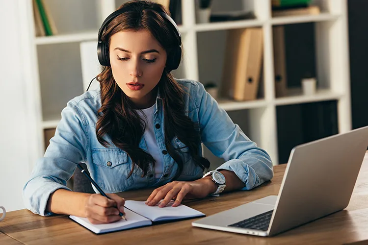 Mujer estudiando