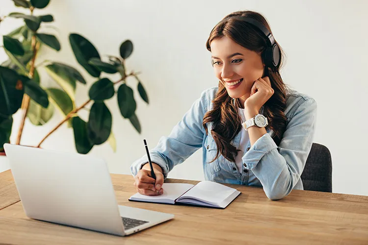 Mujer estudiando