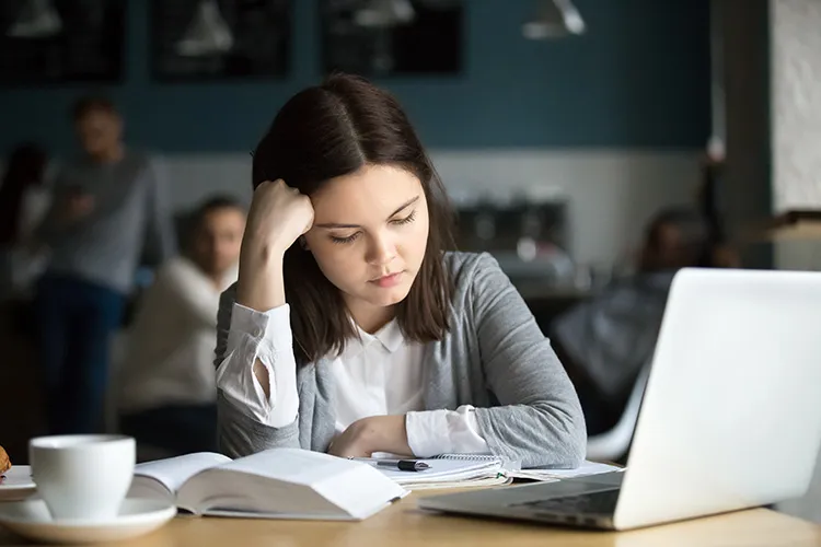 Mujer estudiando