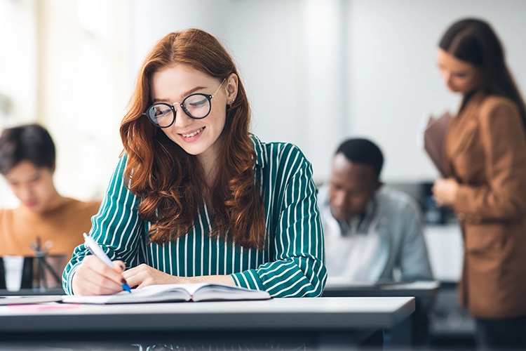 Mujer estudiando y sonriendo