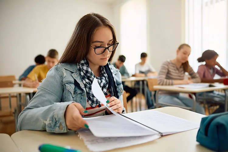 Mujer estudiando