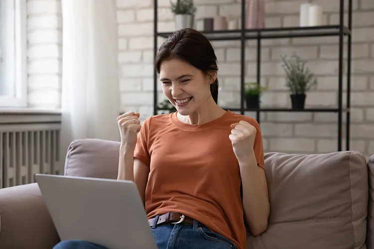 Mujer feliz frente al computador