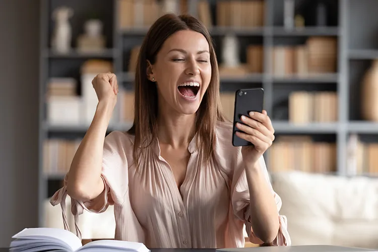 Mujer feliz recibiendo subsidio de Colsubsidio