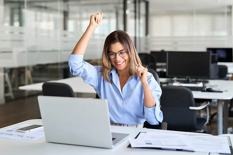 Mujer finalizando su afiliación Colsubsidio