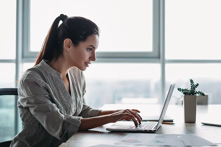 Mujer frente al computador