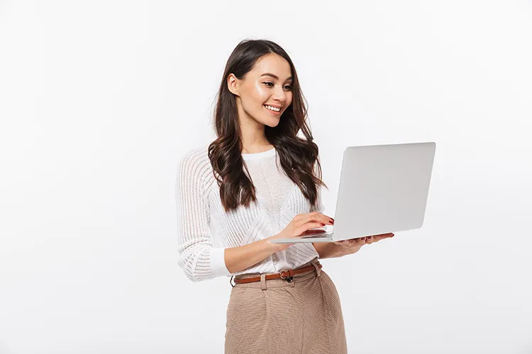 Mujer frente a su computador