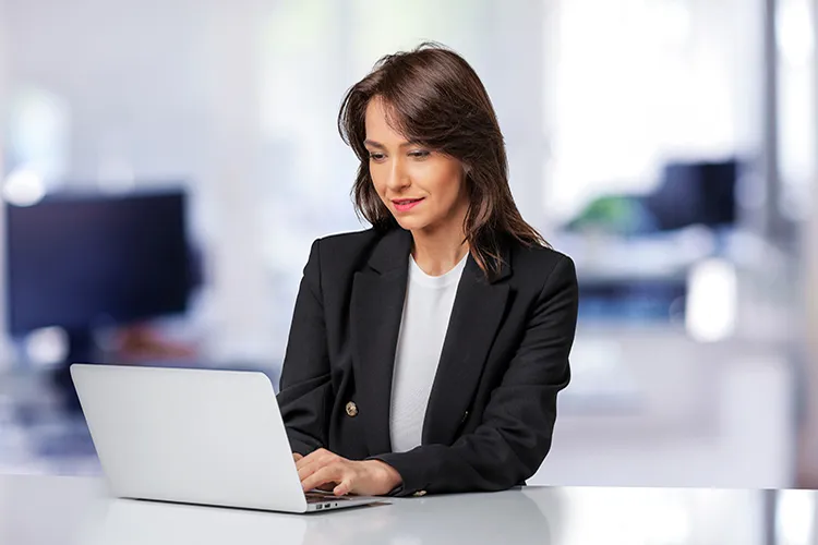 Mujer frente a su computador