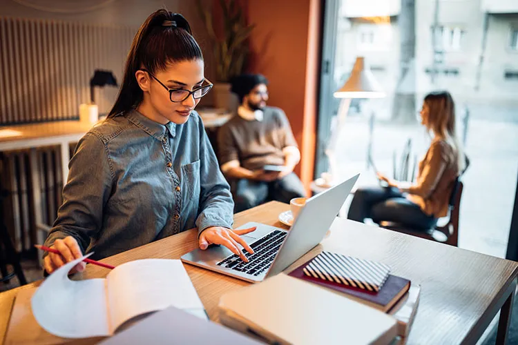 Mujer frente al computador