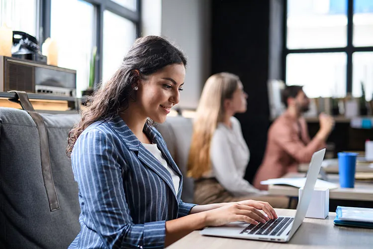 Mujer frente al computador