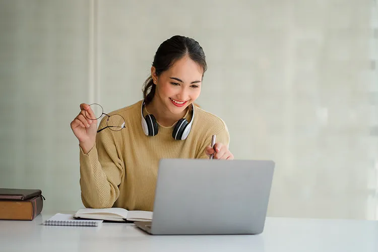 Mujer frente a su computador