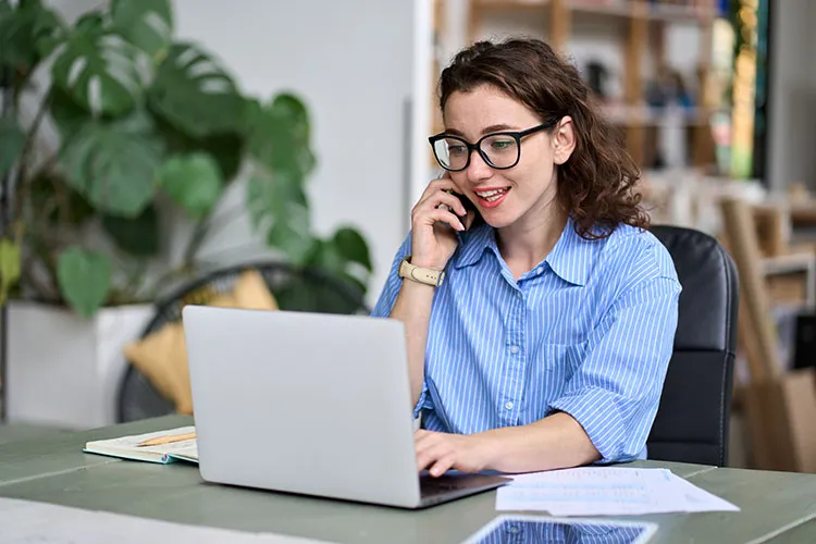 Mujer frente a su computador