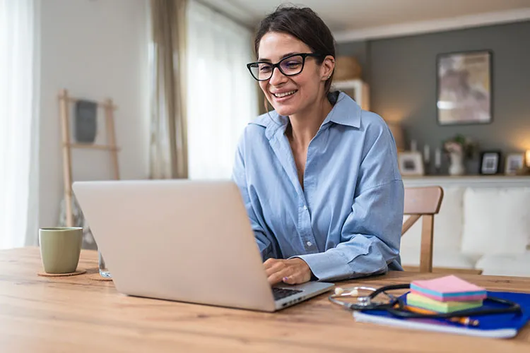 Mujer frente a su computadora