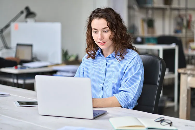 Mujer frente a su computador