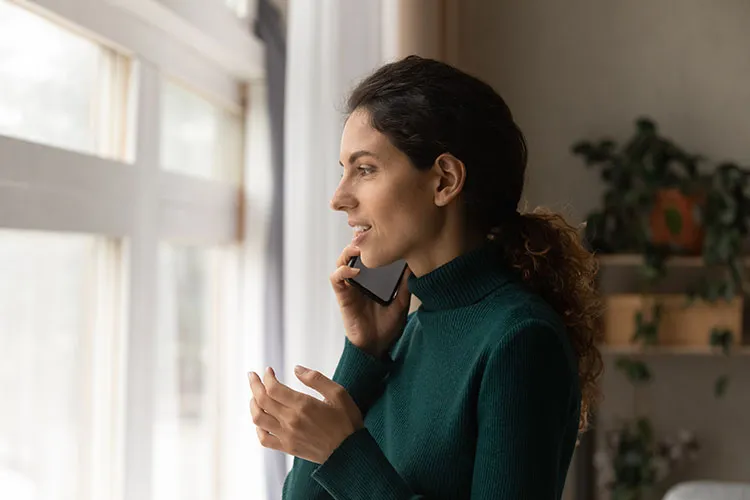 Mujer hablando por teléfono